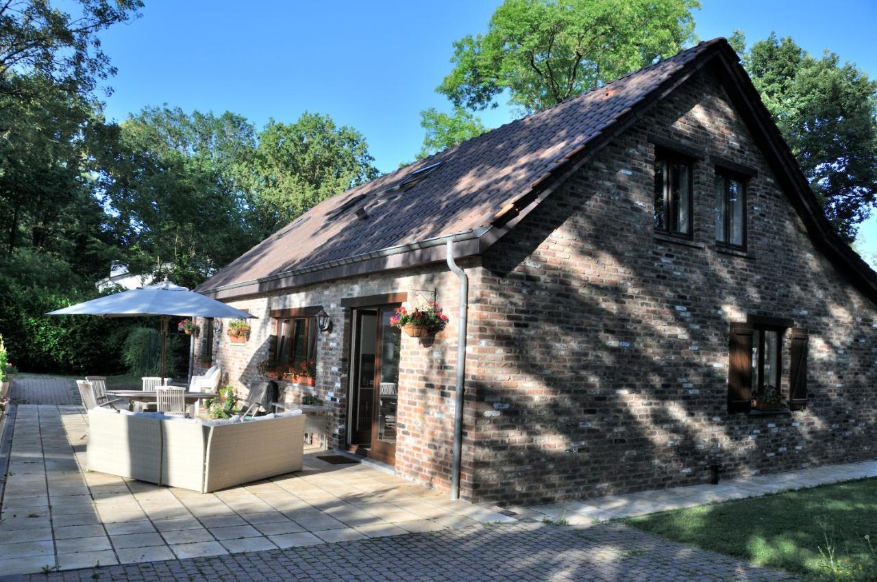 Suite Familiale Avec 2 Chambres Dans Une Villa - Quartier Vert Et Boise - 5 Kms De Namur Bagian luar foto